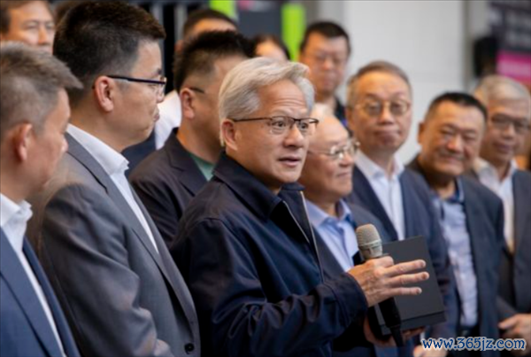 黄仁勋谈年青东说念主赋闲：你不会被AI取代 但会被一种东说念主替代